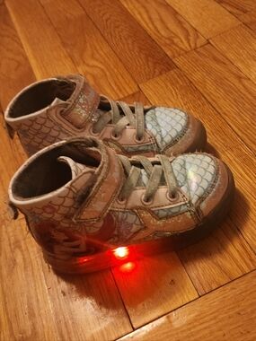 Kids Light-Up Mermaid Scale Sneakers in Iridescent Pink